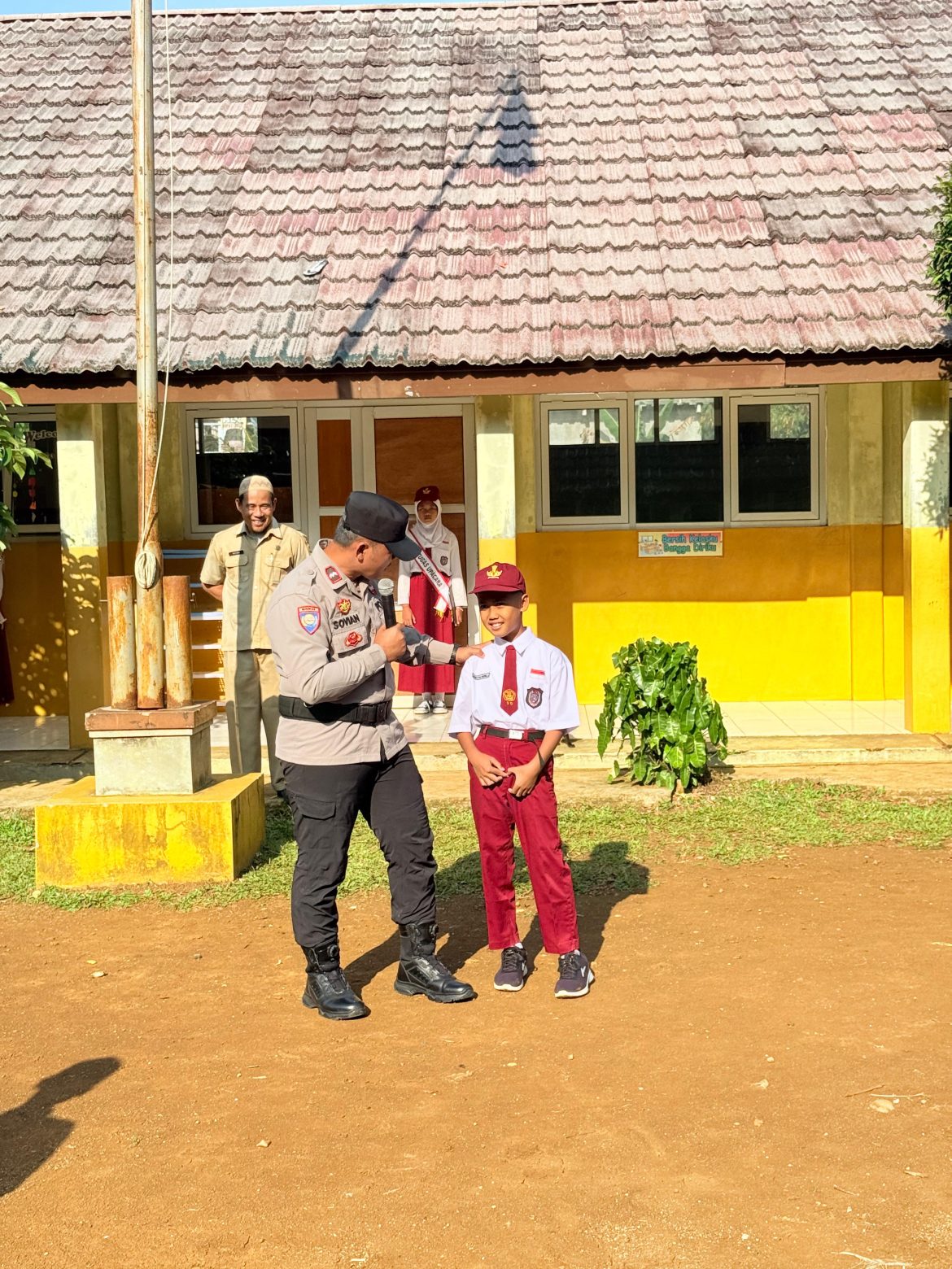 Cegah Bullying Bhabinkamtibmas Ciawi Berikan Himbauan di Sekolah Dasar   