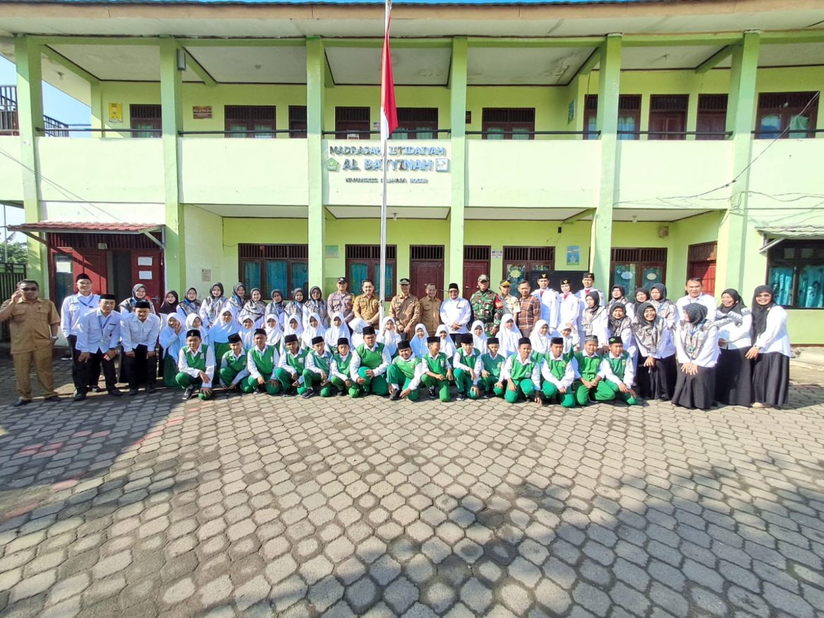 Bhabinkamtibmas Hadiri Upacara Bendera Di Sekolah MI Al – Bayyinah Desa Dramaga   