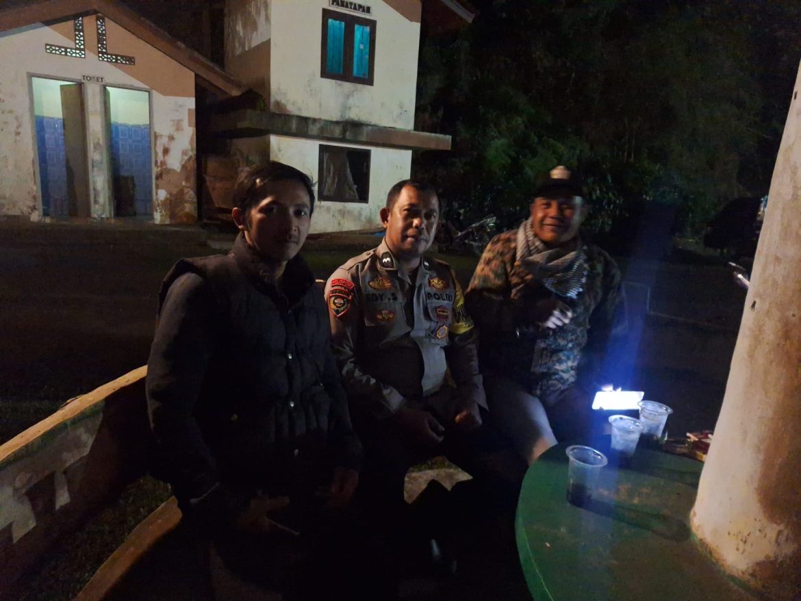Bhabinkamtibmas Polsek Cisarua Polres Bogor Kontrol Pos Kamling dan Sampaikan Pesan Kamtibmas   