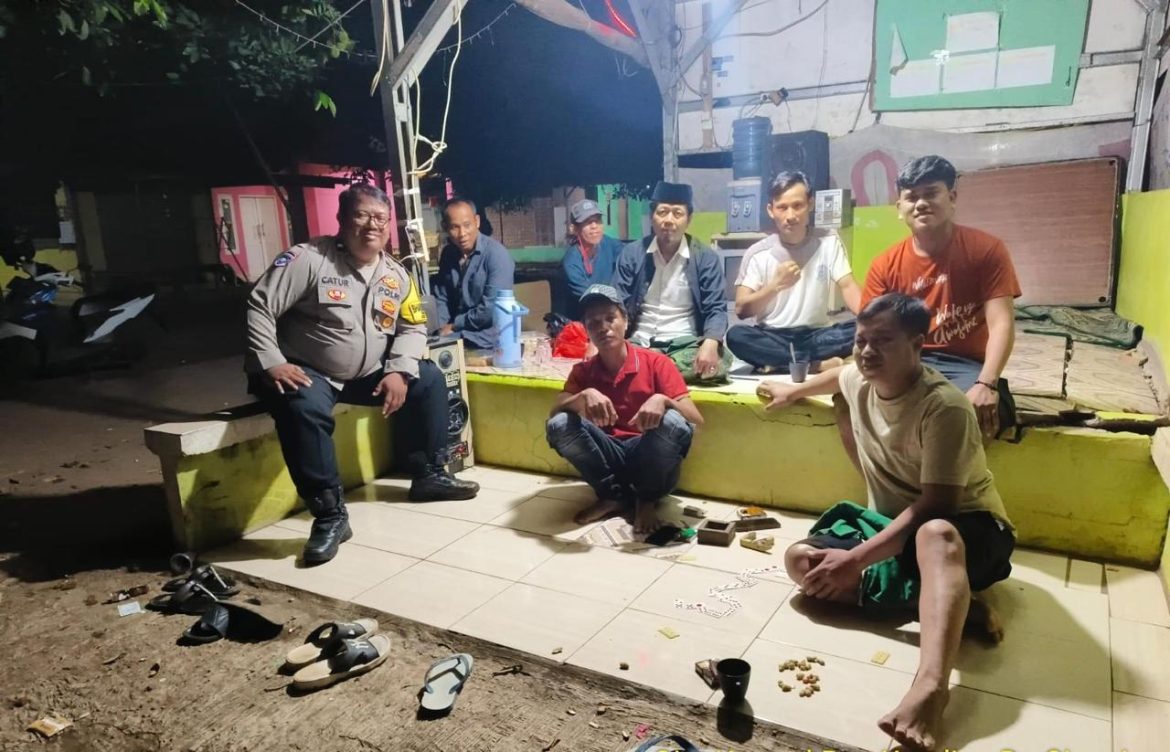 Bhabinkamtibmas Polsek Cileungsi Laksanakan Kontrol Pos Ronda di Desa Dayeuh untuk Jaga Kamtibmas   