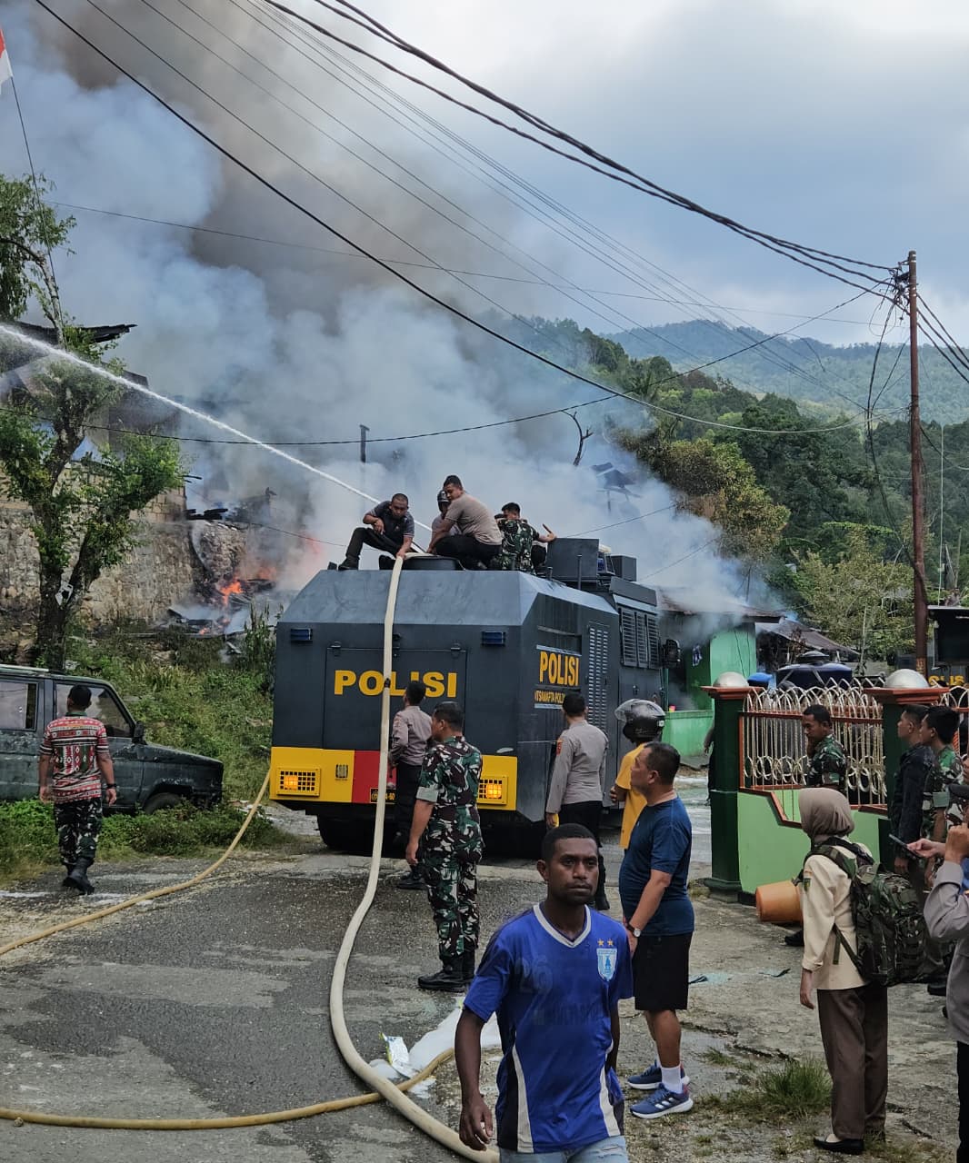 Personel Polri dan TNI Bahu Membahu Padamkan Api di Kompleks Kodam Lama Jayapura   