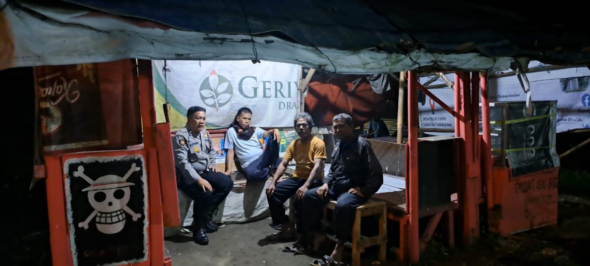 Bhabinkamtibmas Polsek Ciampea Laksanakan Kontrol Ronda Malam Sampaikan Pesan Kamtibmas   