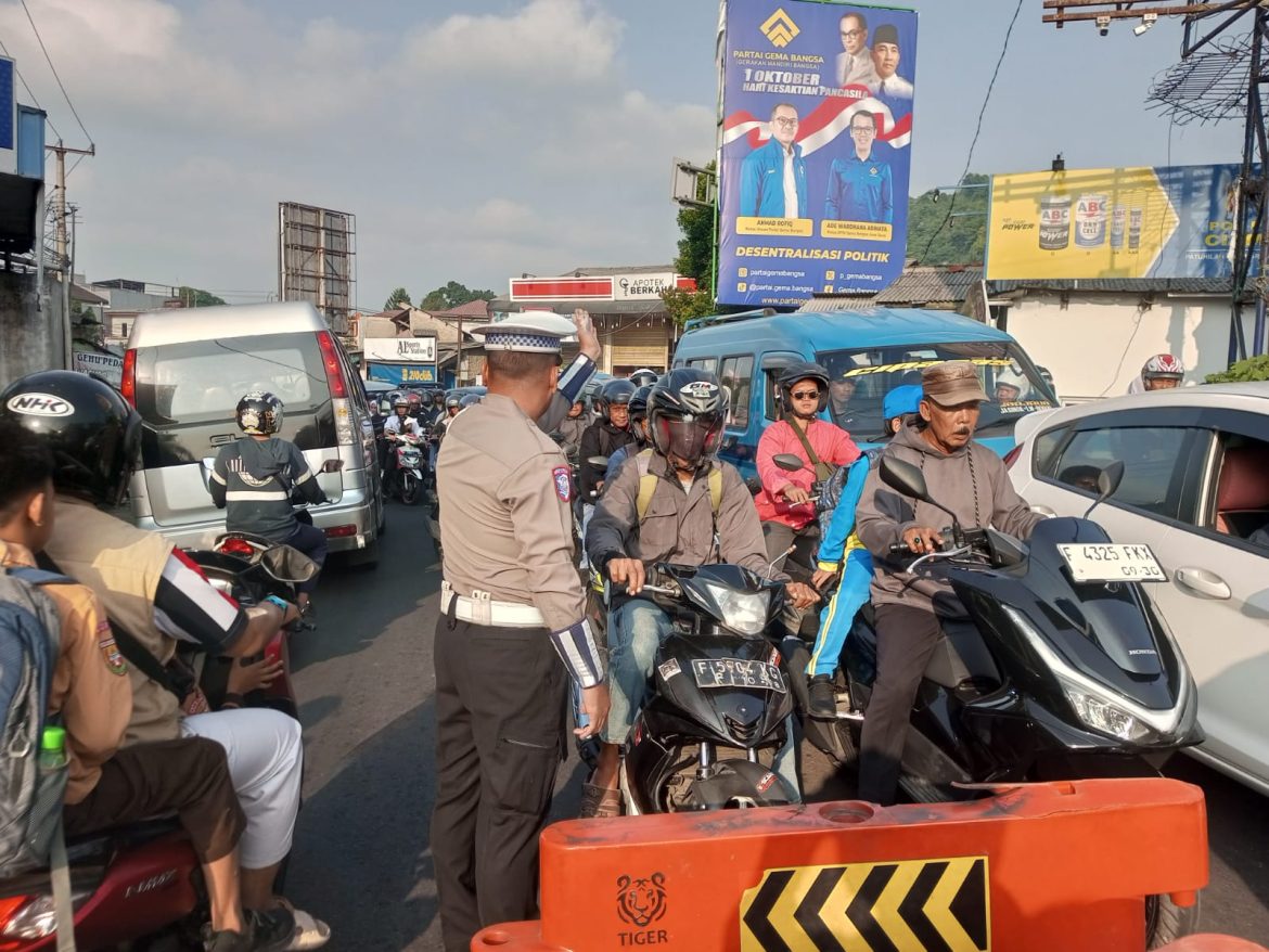 Anggota Polsek Ciampea Polres Bogor Laksanakan Pengaturan Lalu Lintas Pagi Hari untuk Ciptakan Kamseltibcarlantas   