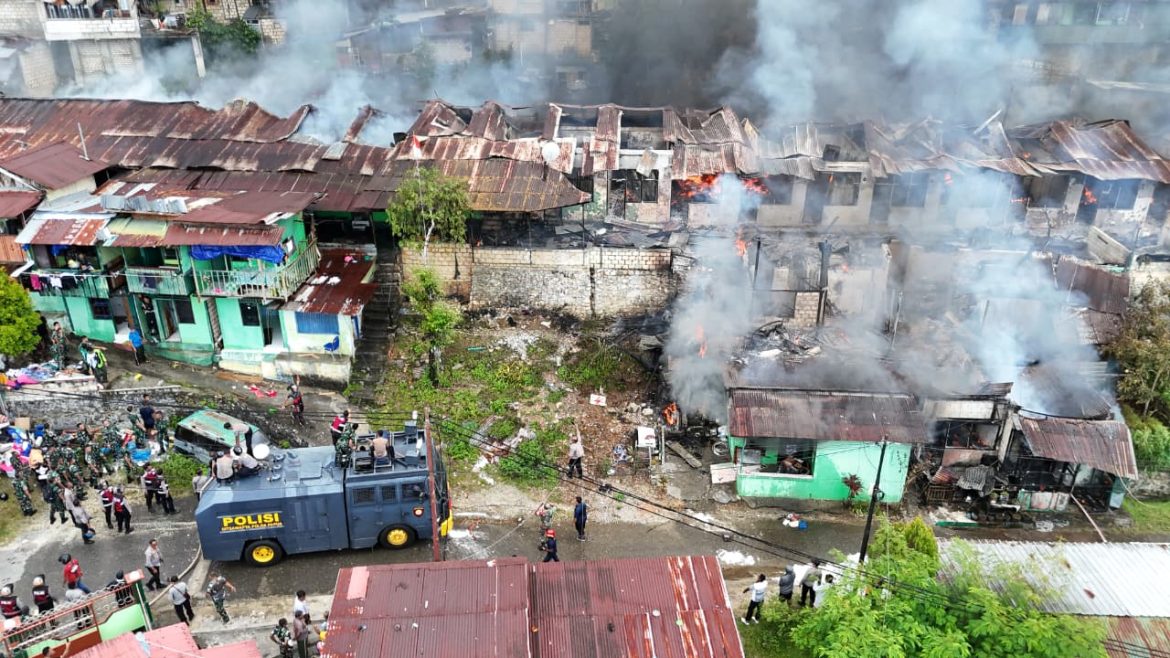 Quick Respon Polri Bantu Padamkan Kebakaran di Kodam Lama Jayapura