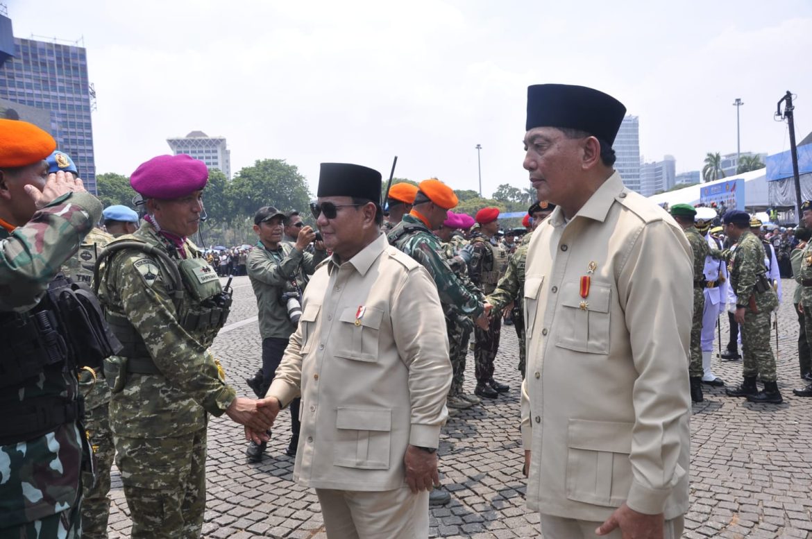 Danpasmar 1 Pimpin Prajurit Jalasena Berikan Penghormatan Kepada Presiden Republik Indonesia    