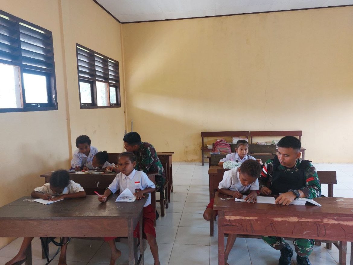 Dukung Program Pemerintah dan Cerdaskan Anak-Anak Papua, Satgas Pamtas Kewilayahan Yonif 410/ALG Menjadi Gadik di SD Inpres 119 Tahota   