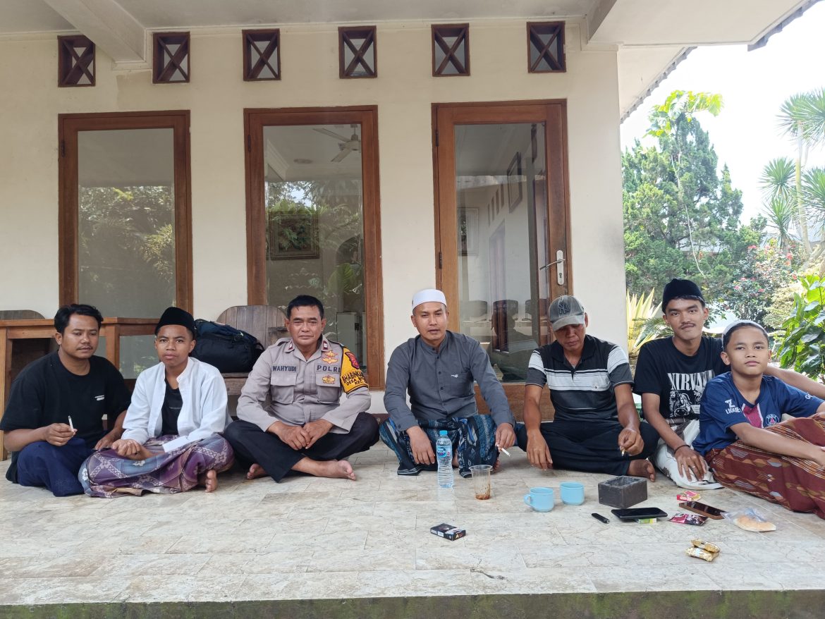 Bhabinkamtibmas Polsek Ciawi Polres Bogor Anjangsana ke Tokoh Agama Ponpes Almuklisn di Desa Bitungsari   