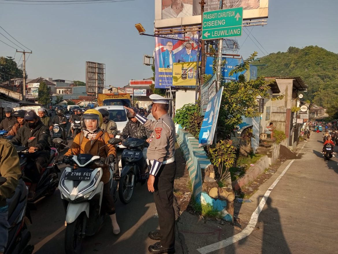 Anggota Polsek Ciampea Polres Bogor Laksanakan Pengaturan Lalu Lintas Pagi, Cegah Kemacetan dan Kecelakaan   