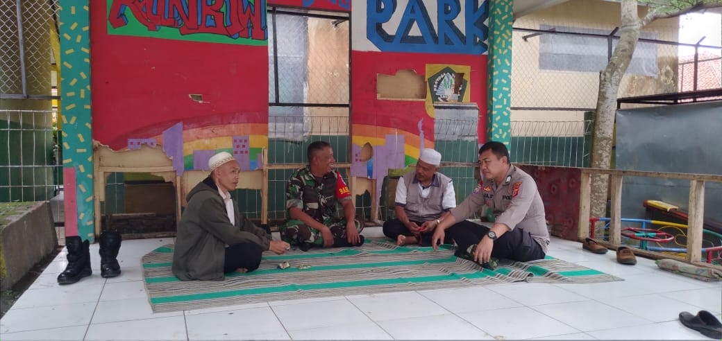 BHABINKAMTIBMAS POLSEK CIJERUK SAMBANG WARGA, PERERAT KEDERKATAN DAN CEGAH GANGGUAN KAMTIBMAS   