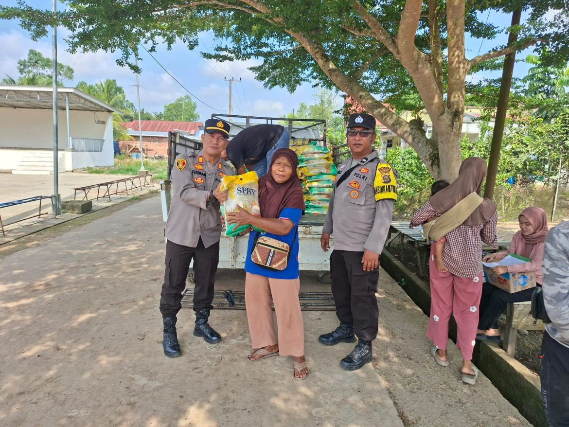 Polsek Muara Padang Distribusikan 8 Ton Beras Murah, Langsung Ludes Diserap Warga