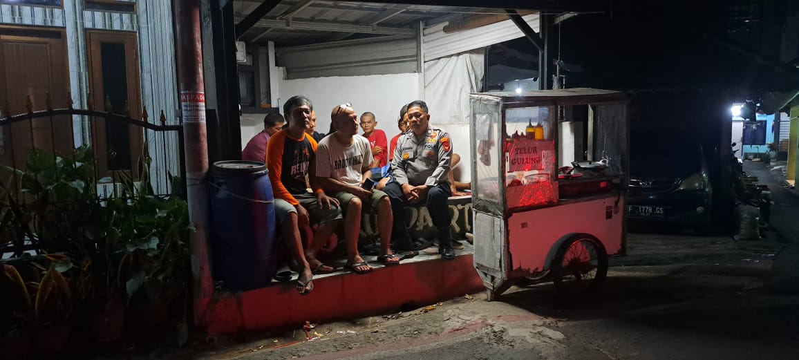 Bhabinkamtibmas Polsek Ciampea kontrol petugas ronda malam, sampaikan pesan kamtibmas kepada warga   