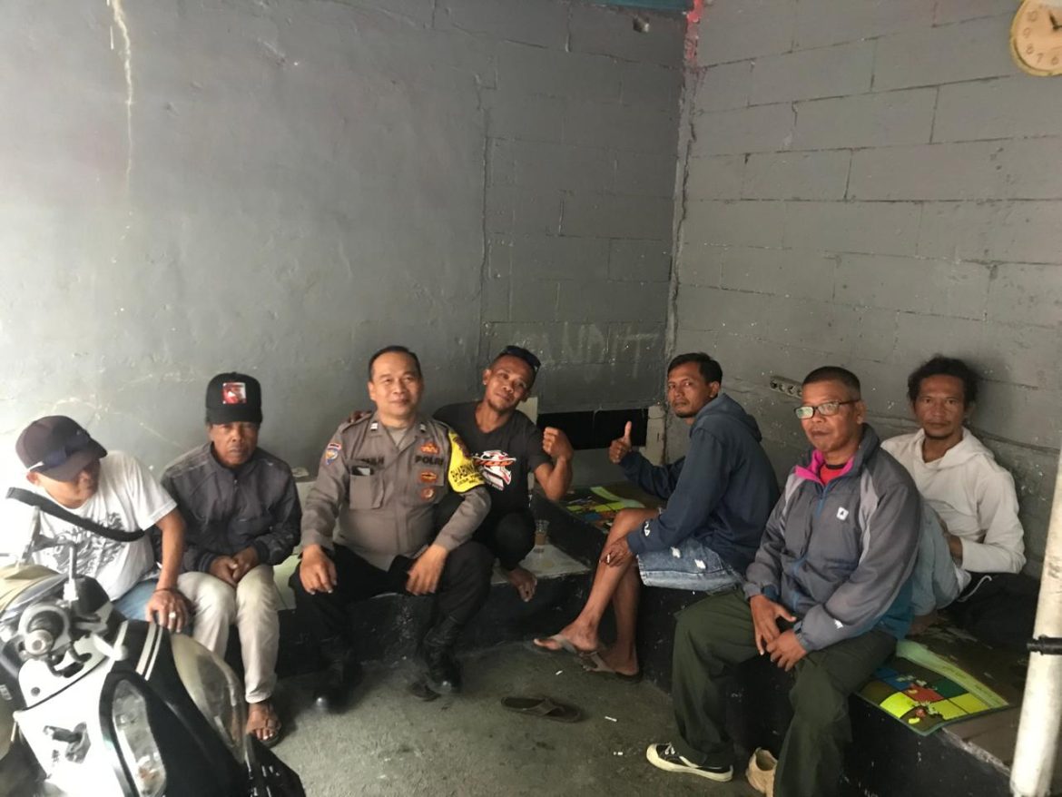 BHABINKAMTIBMAS SAMBANG WARGA DESA TUGU SELATAN, CIPTAKAN SITUASI KAMTIBMAS YANG AMAN DAN KONDUSIF   