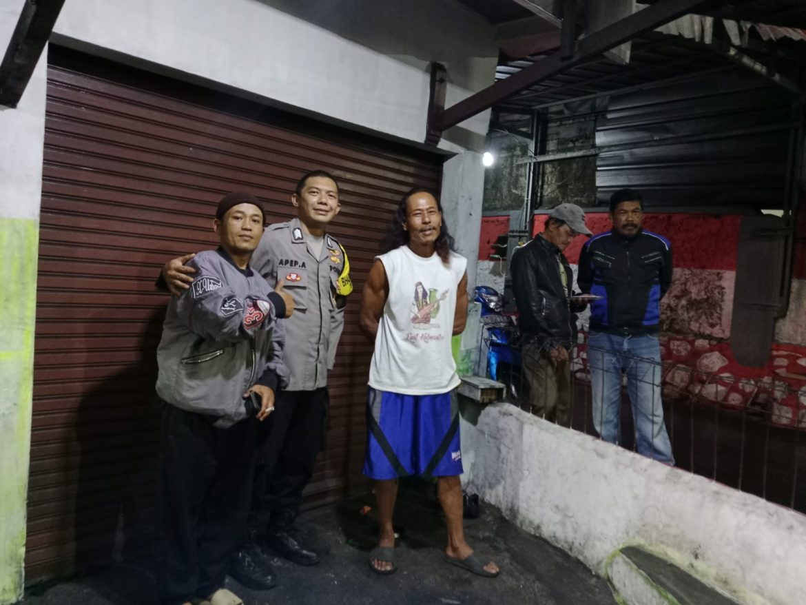 Bhabinkamtibmas Polsek Cisarua Polres Bogor kontrol siskamling dan sampaikan pesan kamtibmas