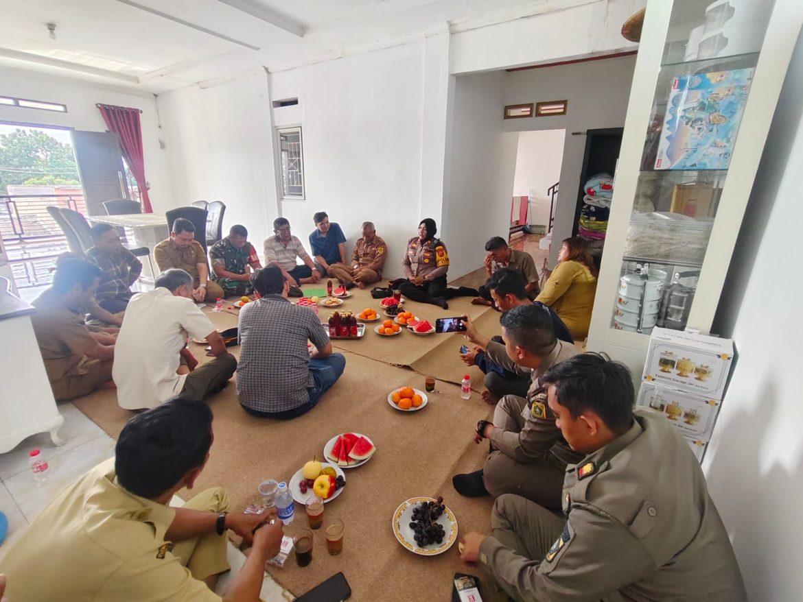 Kapolsek Dramaga Bersama Forkompincam Kecamatan Dramaga Laksanakan Door To Door Program Jumat Curhat, Dengarkan Aduan Keluh Kesah Warga Masyarakat Kecamatan Dramaga   