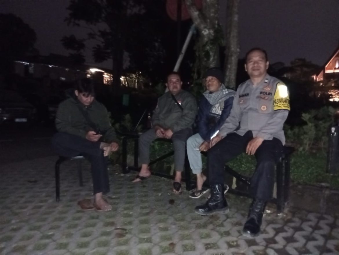 Bhabinkamtibmas Polsek Cisarua Polres Bogor kontrol poskamling dan sampaikan pesan kamtibmas   