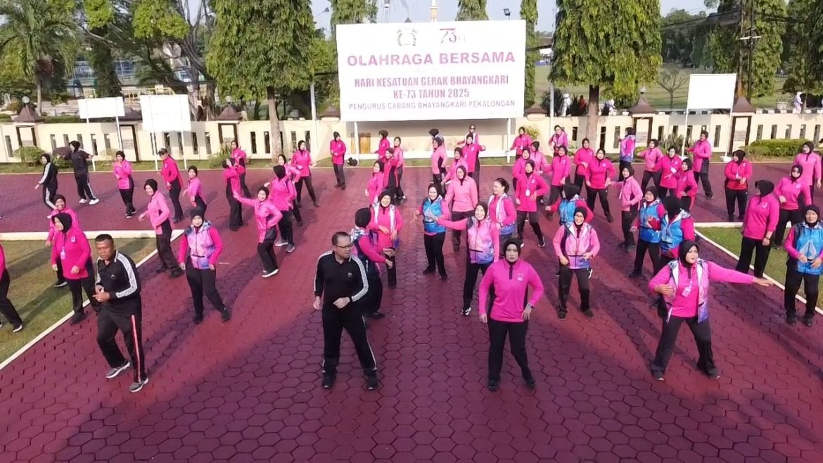 Meriah! Polres Pekalongan Gelar Olahraga Bersama dan Lomba Senam Kreasi Tabola Bale di Hari Kesatuan Gerak Bhayangkari ke-73