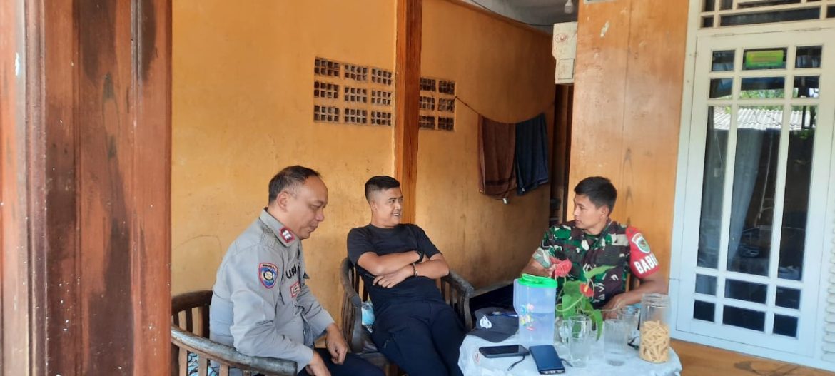 Sinergi Bhabinkamtibmas dan Babinsa Desa Jogjogan Wujudkan Kamtibmas Kondusif di Cisarua   