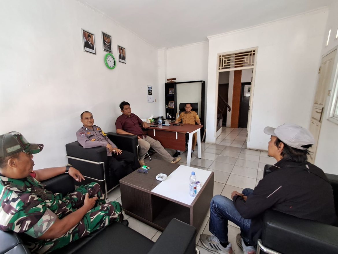 Sinergitas TNI dan POLRI Laksanakan Cooling Systim Tingkatkan Keamanan Lewat Patroli Dialogis ke Kantor Desa Binaan Ajak Jaga Kamtibmas Yang Kondusif   