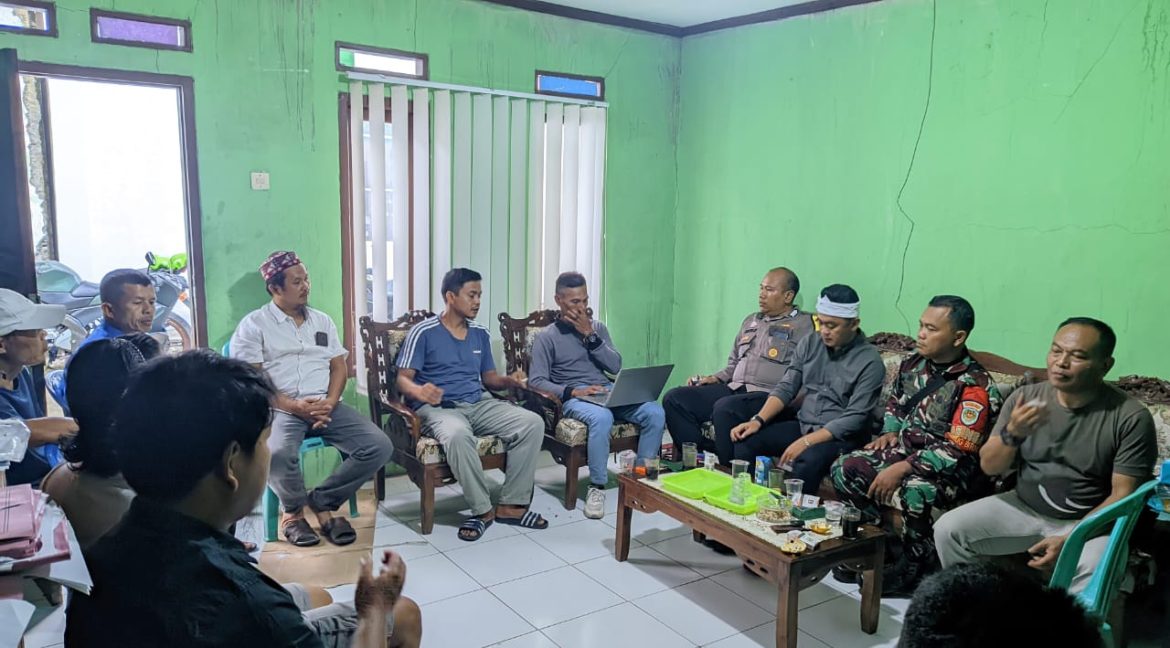 POLRI Melalui Bhabinkamtibmas Laksanakan Cooling System, Tingkatkan Keamanan Lewat Patroli Dialogis ke Kantor Desa Binaan Ajak Warga Jaga Kamtibmas Kondusif   