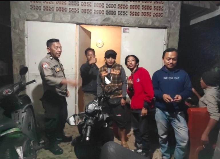 Bhabinkamtibmas Polsek Cisarua Polres Bogor kontrol pos kamling dan sampaikan pesan kamtibmas   