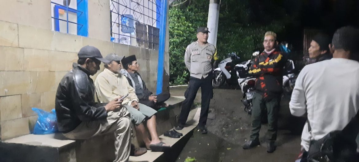 Bhabinkamtibmas Polsek Cisarua Polres Bogor kontrol pos kamling dan sampaikan pesan kamtibmas   