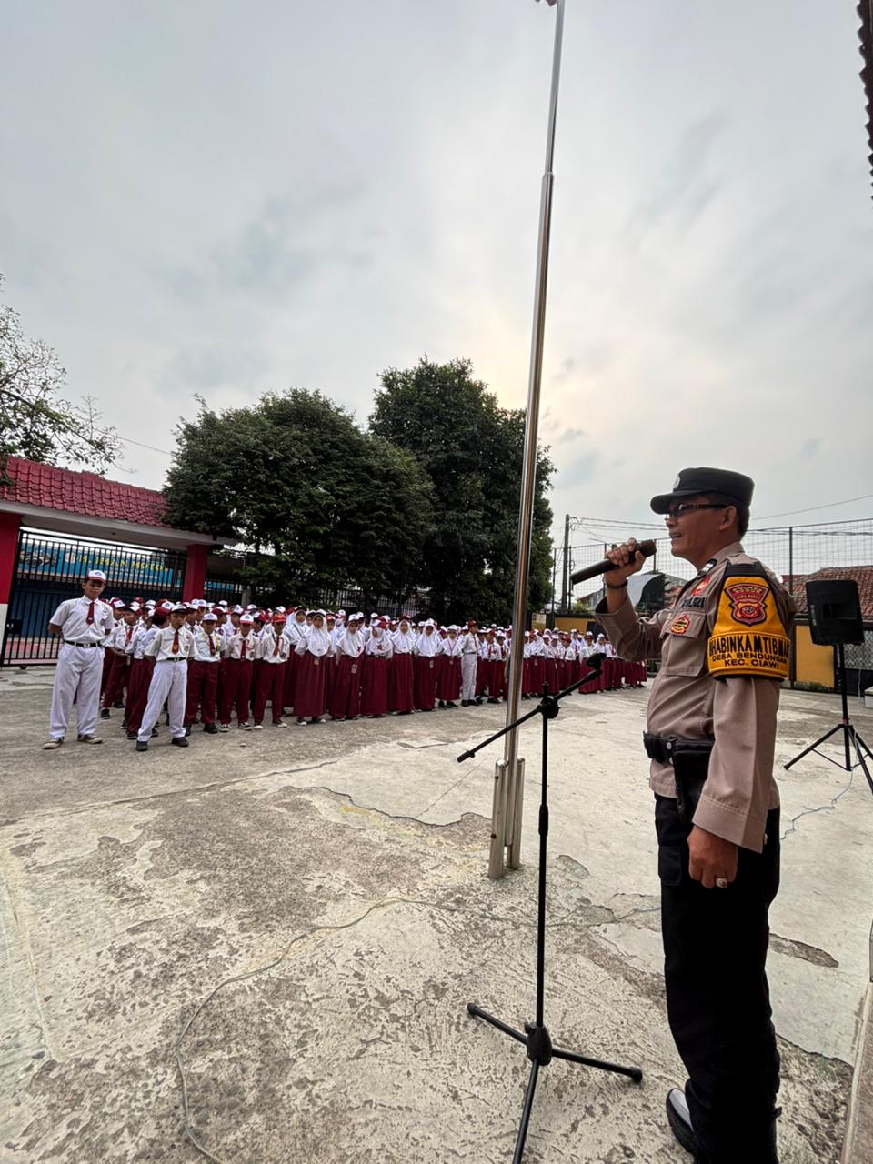 Bhabinskamtibmas Desa Bendungan Berikan Himbauan Saat Menjadi Pembina Upacara di Sekolah Dasar   