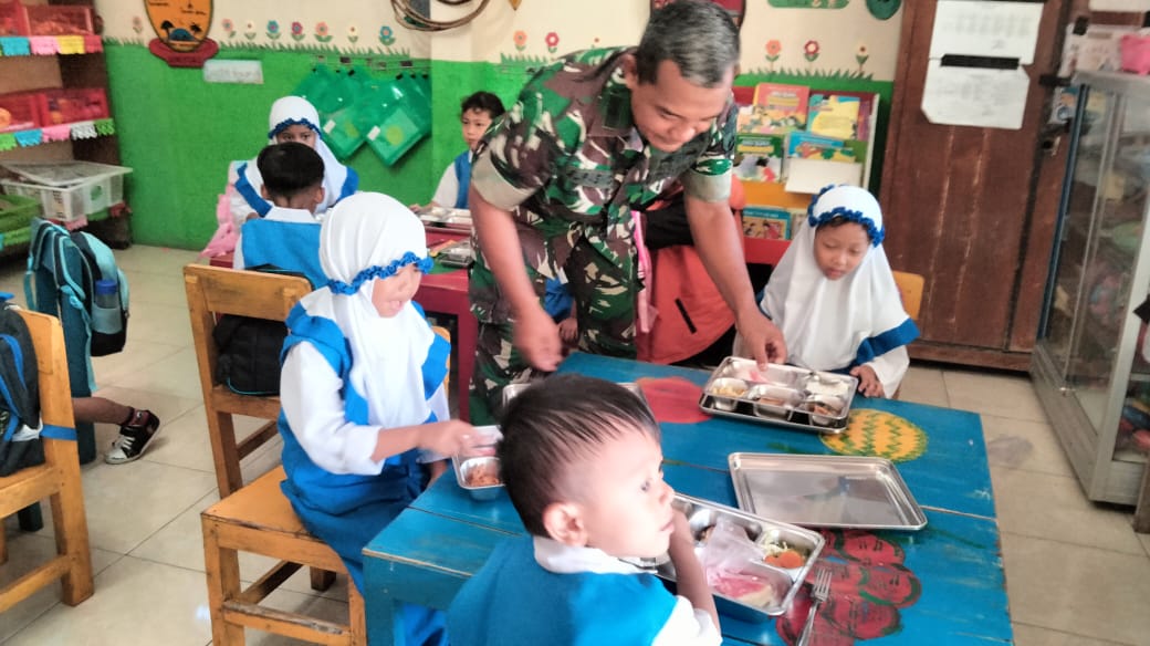 Babinsa Dampingi Pendistribusian Makanan Bergizi Gratis di Sekolah   
