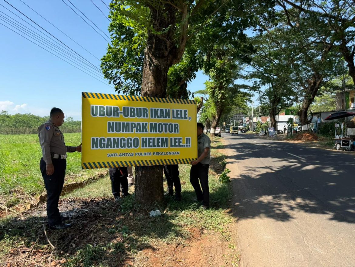 Cegah Kecelakaan, Satlantas Pekalongan Pasang Banner Imbauan di Jalan Arteri