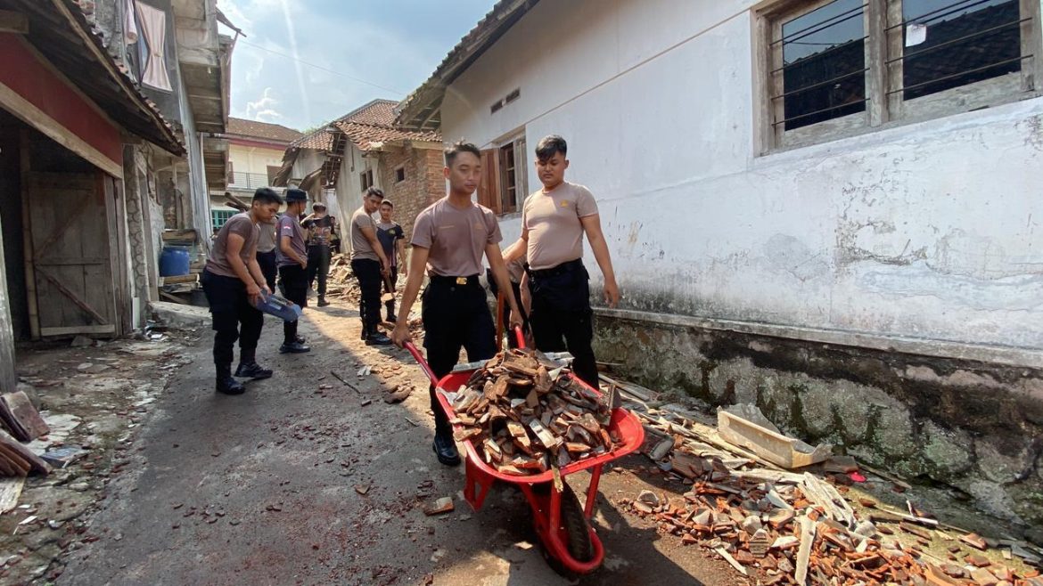 Polri Peduli Bencana-Gerak Cepat di Tengah Puing: Anggota Polres Temanggung Turun Tangan Bersihkan Sisa Bencana Angin Kencang di Tanjungsari