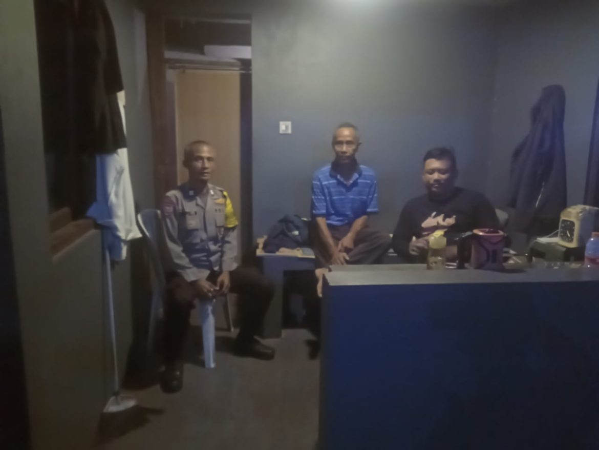 Bhabinkamtibmas Polsek Cisarua Polres Bogor Cek Pos Kamling Warga, Sampaikan Pesan Kamtibmas untuk Cegah Gangguan Keamanan   