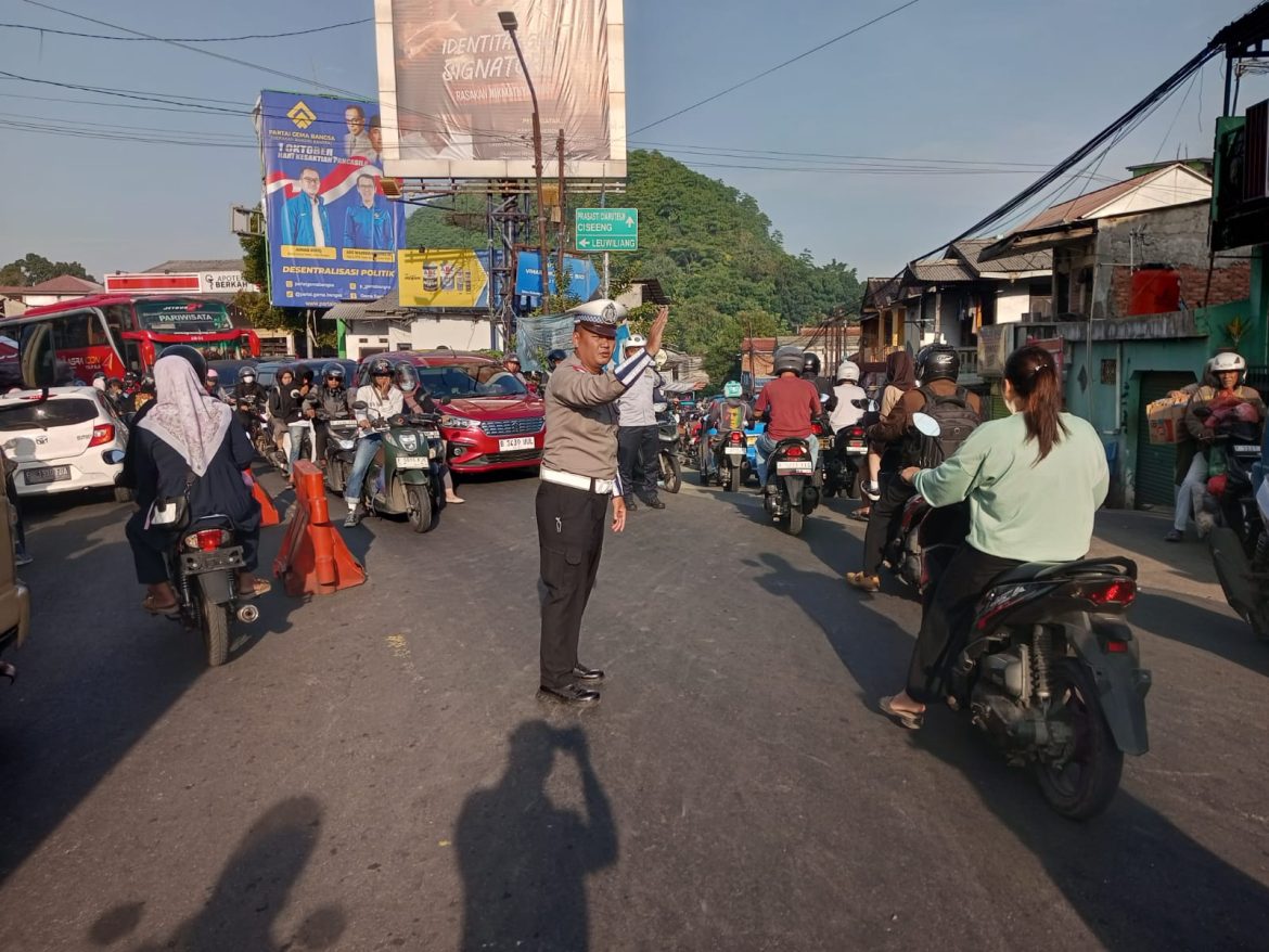 Anggota Polsek Ciampea Polres Bogor Laksanakan Pengaturan Lalu Lintas Pagi Hari untuk Wujudkan Kamseltibcarlantas   
