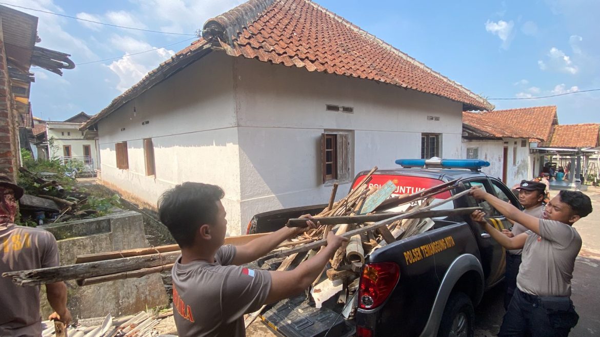 Polres Temanggung Terjun Langsung Bantu Warga Bersihkan 43 Rumah Rusak