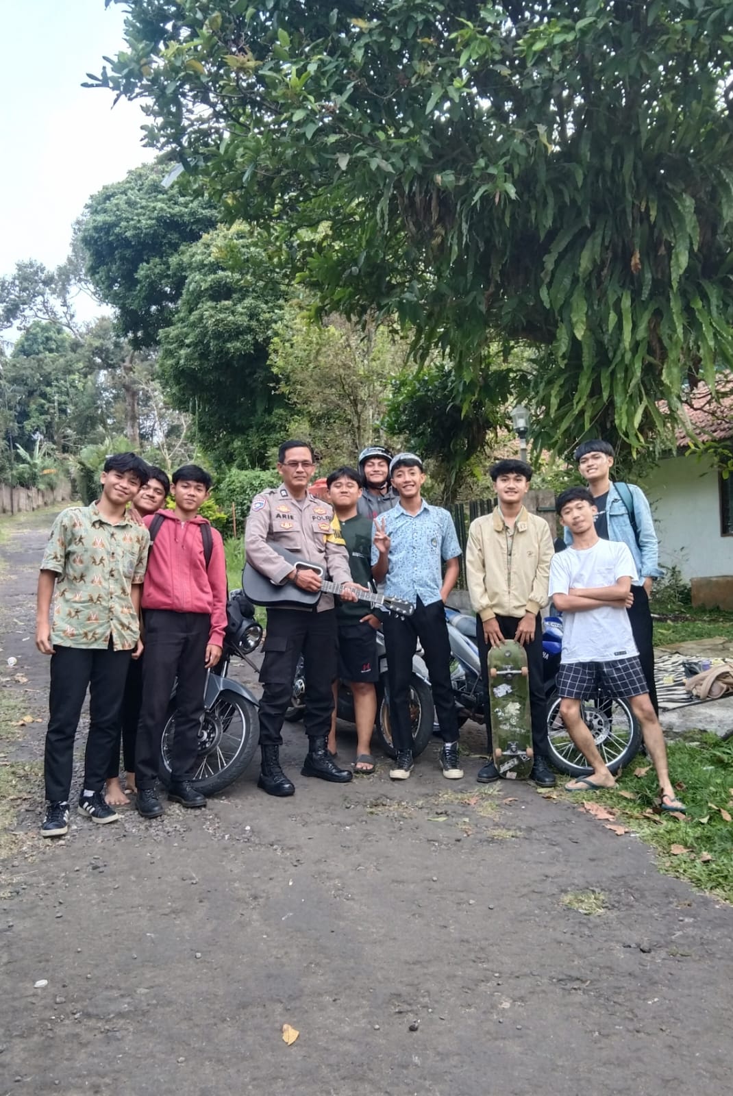 Bhabinkamtibmas Polsek Ciawi Polres Bogor Jalin Silaturahmi Kamtibmas Bersama Pelajar SMU   