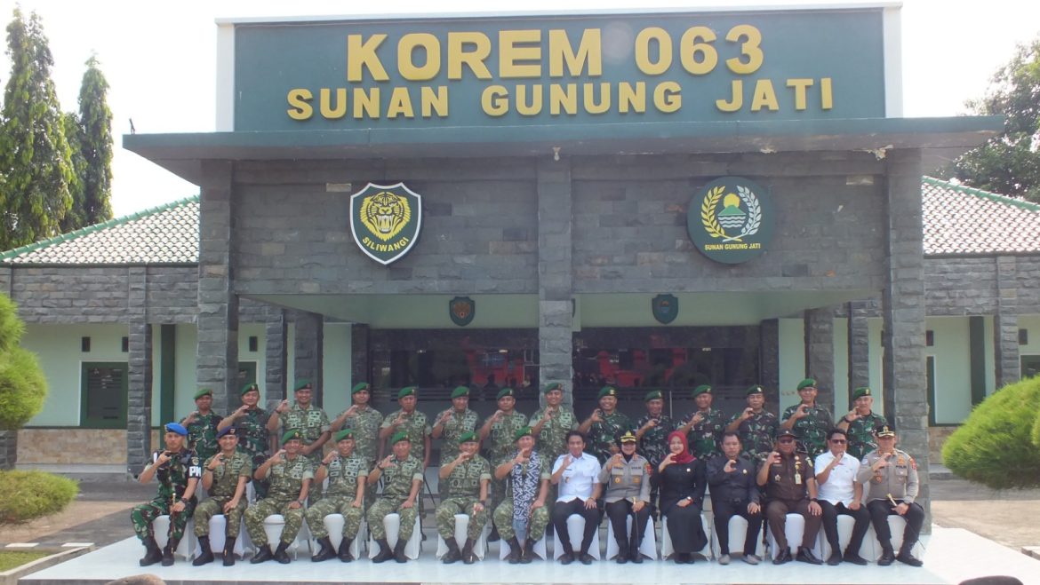 Dandim 0614/Kota Cirebon Sambut Kunjungan Kerja Pangdam III/Siliwangi di Korem 063/SGJ. Dandim 0614/Kota Cirebon : Pangdam Motivasi Besar Buat Kami.