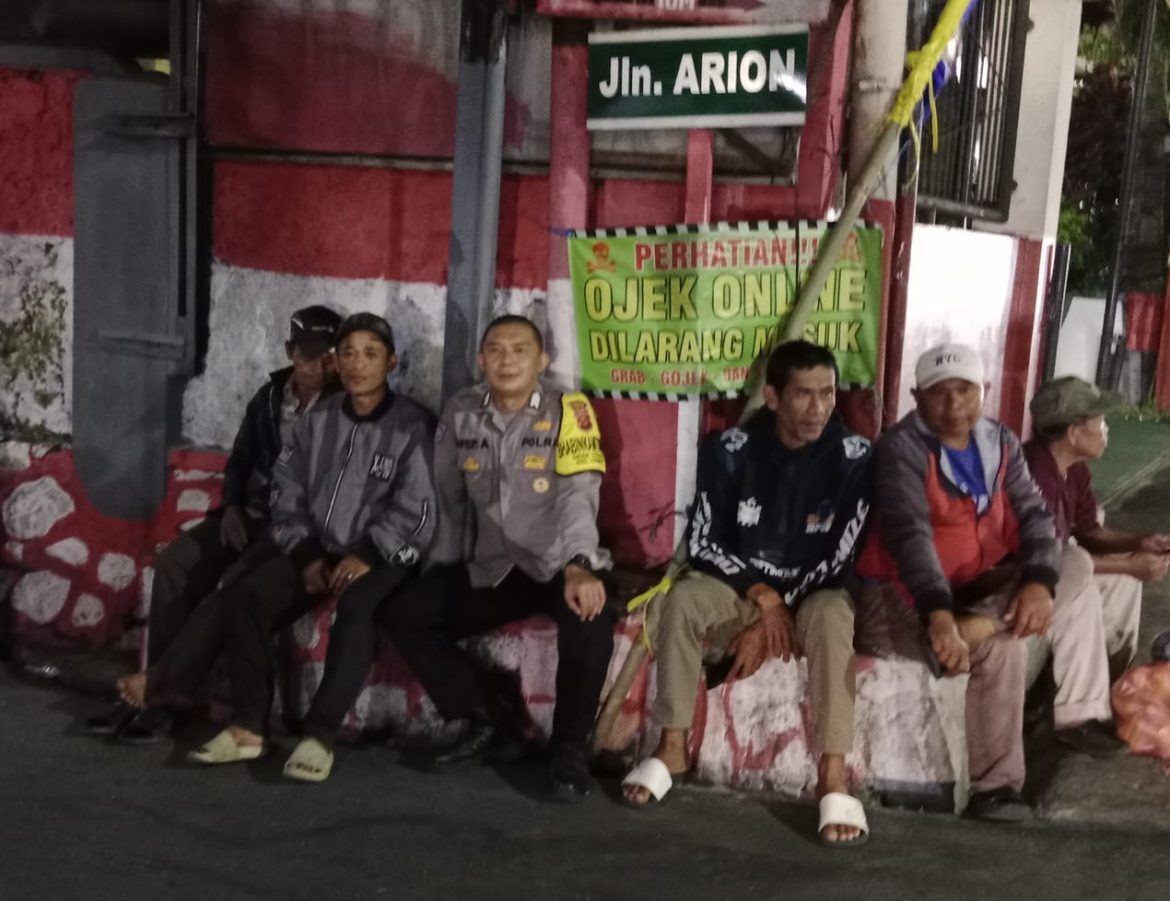 Bhabinkamtibmas Polsek Cisarua Polres Bogor Kontrol Pos Siskamling dan Sampaikan Pesan Kamtibmas   