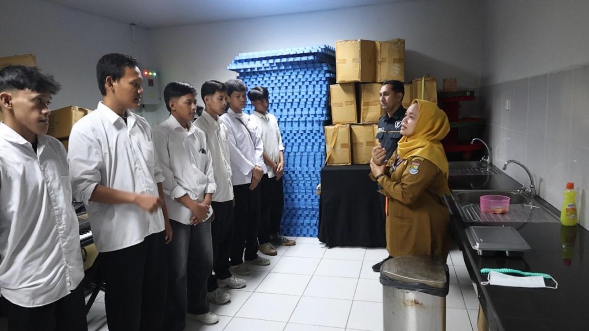 Polres Bandara Soekarno-Hatta Perketat Proses Dapur SPPG, Libatkan Ahli Gizi hingga Uji Lab Air    