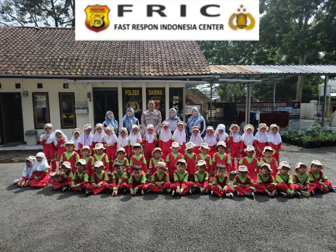 BRIPKA NONO TERIMA KUNJUNGAN PAUD DESA DARMA, EDUKASI TENTANG LALU LINTAS DAN FUNGSI KEPOLISIAN   