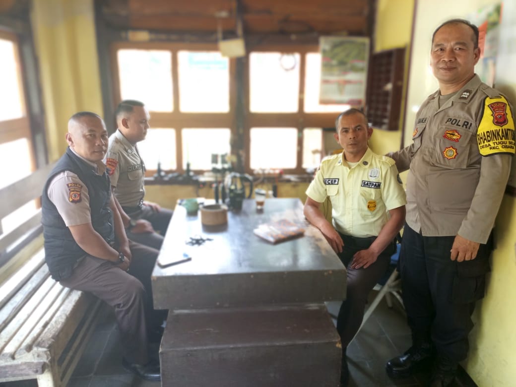Bhabinkamtibmas Polsek Cisarua Laksanakan Giat Sambang, Ciptakan Kamtibmas Kondusif di Desa Tugu Selatan   