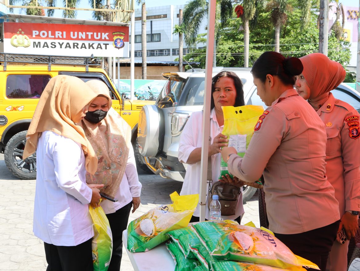 Bantu Masyarakat Dapatkan Beras Murah, Polda Kalteng Gelar Gerakan Pangan Murah di Pos Lantas Bundaran Besar    