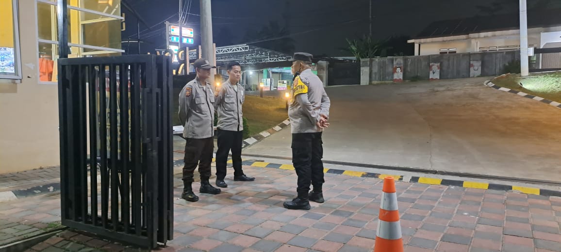 BHABINKAMTIBMAS POLSEK CIAMPEA LAKSANAKAN KONTROL DAN SAMBANG KE PETUGAS SECURITY, SAMPAIKAN PESAN KAMTIBMAS   