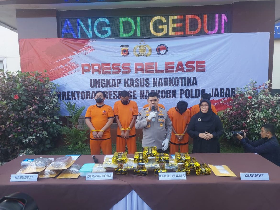    POLDA JABAR GAGALKAN PEREDARAN NARKOBA JARINGAN INTERNASIONAL DAN LOKAL, 17,6 KG SABU, 19,5 KG GANJA, DAN SENJATA API ILEGAL DISITA