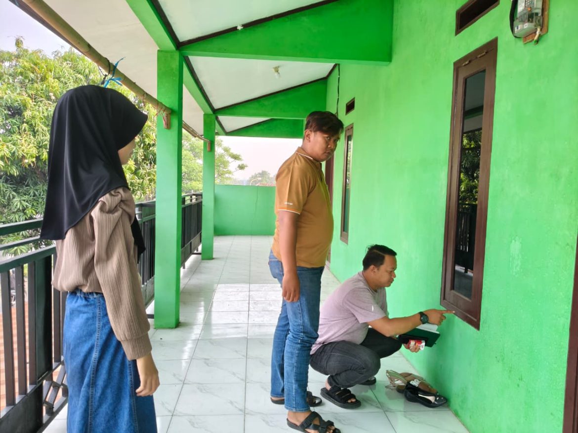 Reskrim Polsek Cisoka Cek TKP Pencurian di Jayanti, Pelaku Masuk Rumah dengan Congkel Jendela   
