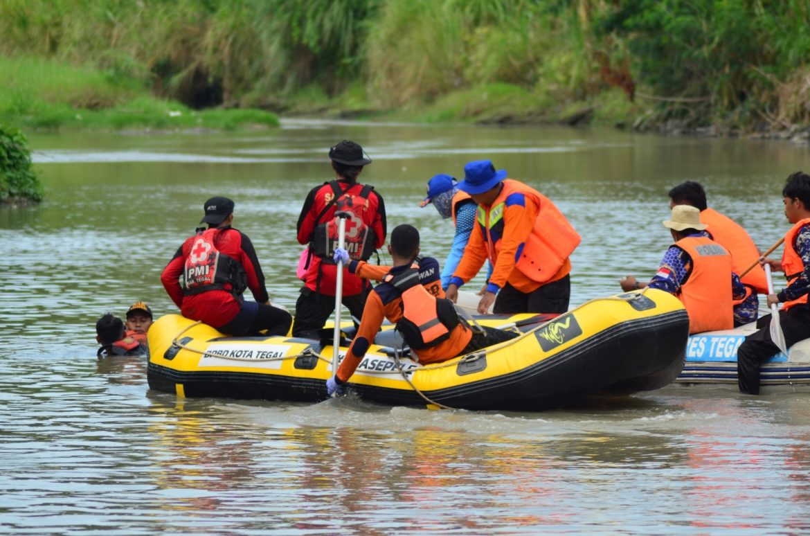 Terjun Bebas demi Konten, Dua Remaja di Tegal ,Tewas Tenggelam di Sungai Ketiwon