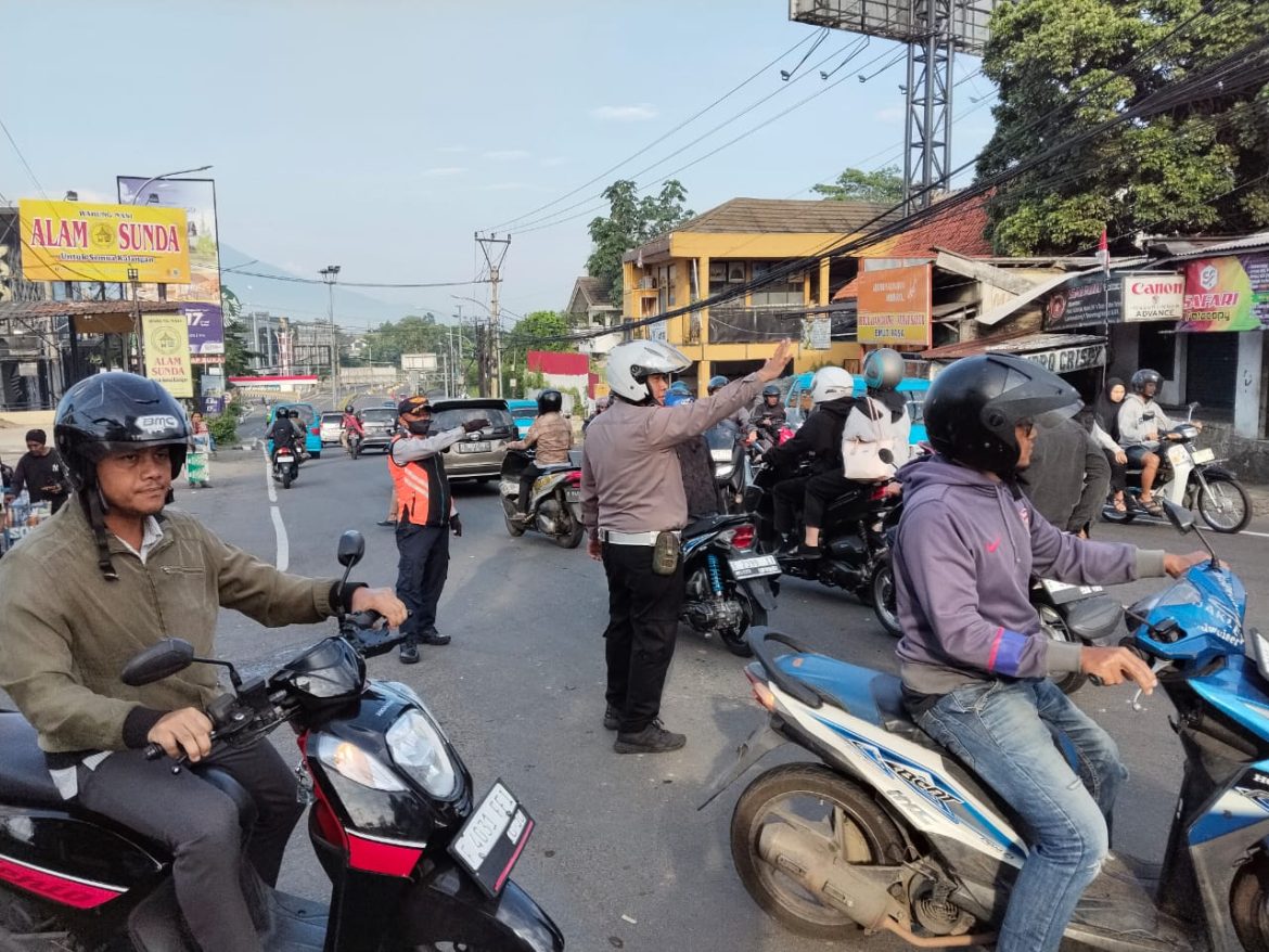 Polsek Megamendung Gelar Personel untuk Pengaturan Lalu Lintas, Ciptakan Kamseltibcarlantas yang Kondusif   