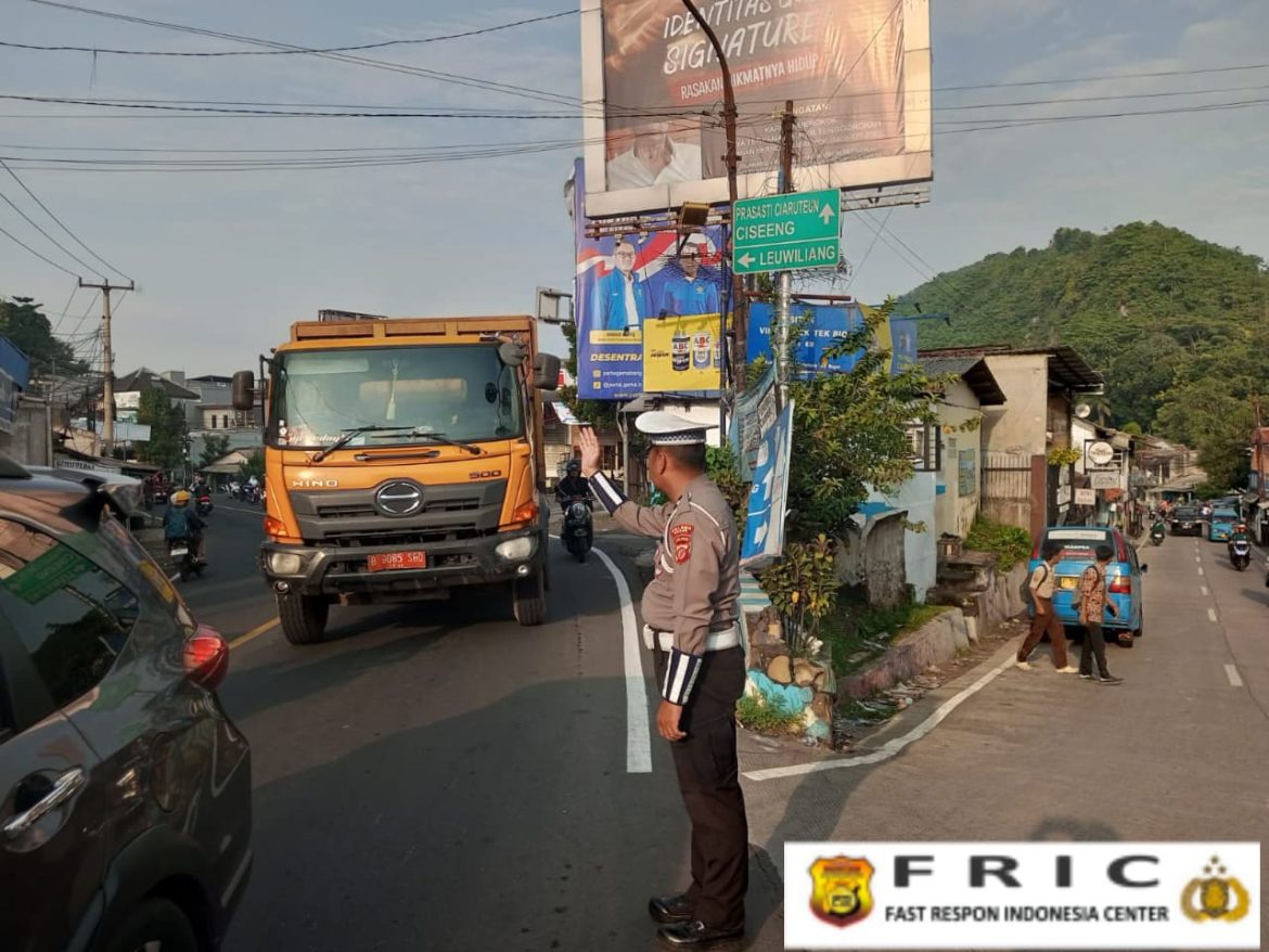 Anggota Polsek Ciampea Polres Bogor Laksanakan Pengaturan Lalu Lintas Pagi Hari, Ciptakan Rasa Aman dan Lancar di Jalan Raya   