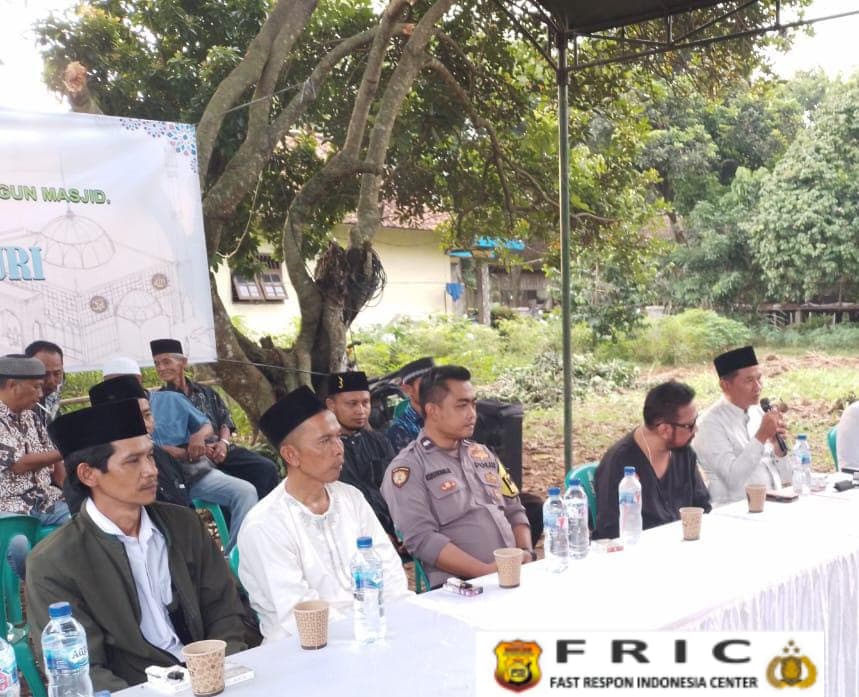 Bhabinkamtibmas Polsek Parung Jalin Kedekatan dengan Warga Desa Binaan   