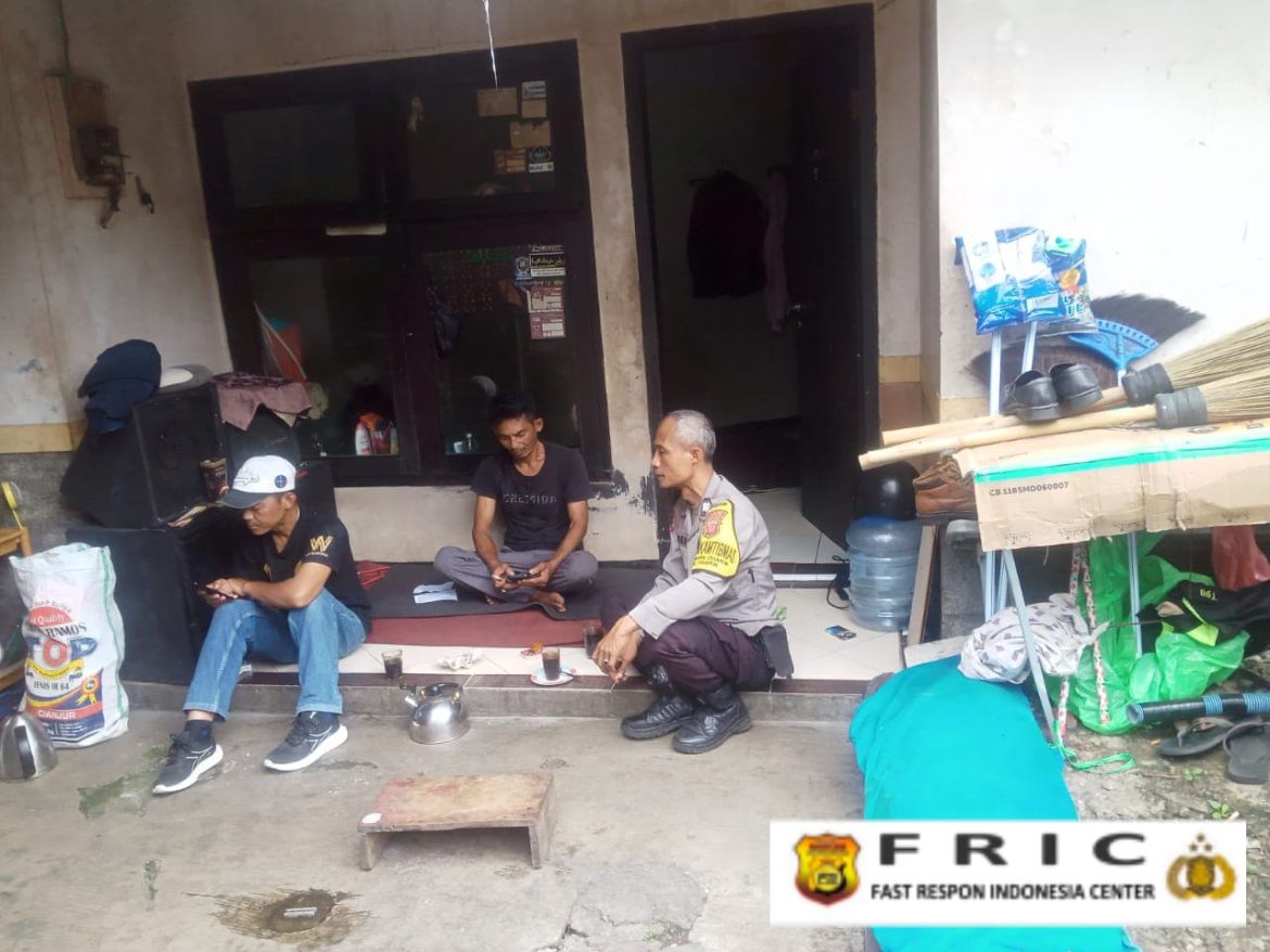 Bhabinkamtibmas Kelurahan Cisarua Aiptu Saepul M. Berikan Himbauan Kamtibmas kepada Warga   