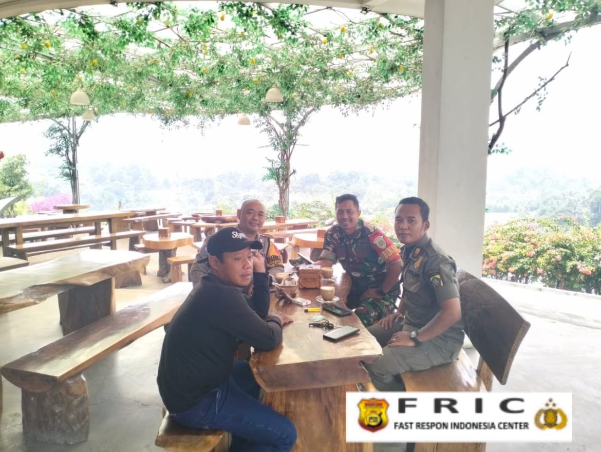 Sinergitas TNI–Polri, Polsek Cijeruk dan Babinsa Sambangi Warga Jaga Kamtibmas di Desa Warung Menteng   