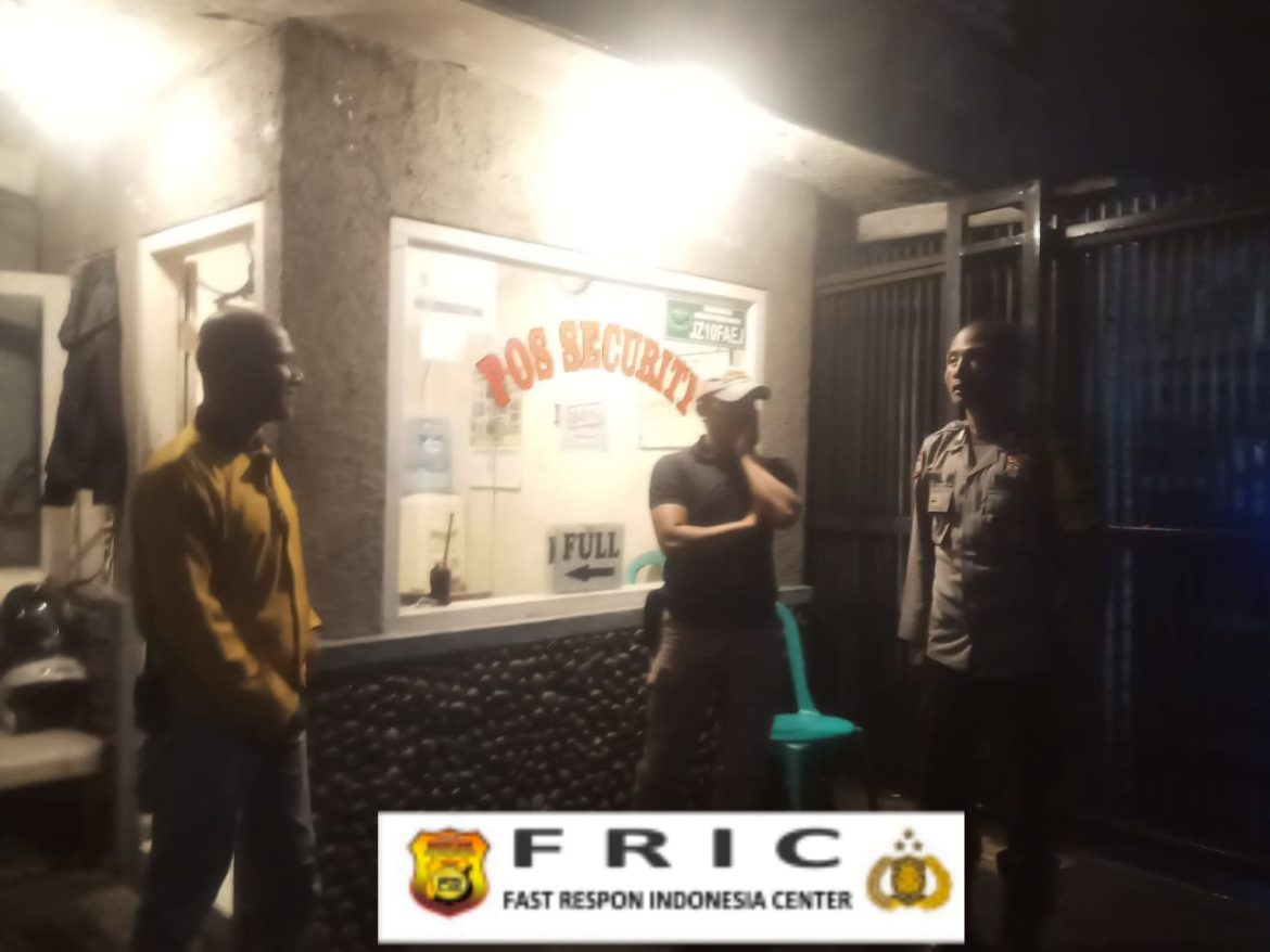 Bhabinkamtibmas Polsek Cisarua Polres Bogor Cek Pos Keamanan Warga, Sampaikan Pesan Kamtibmas   