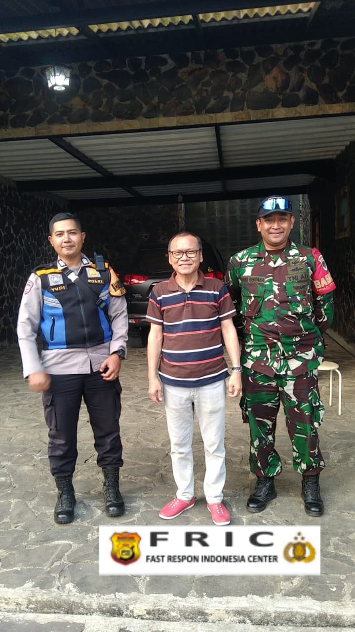 Sinergitas TNI dan Polri, Bhabinkamtibmas Polsek Cijeruk Bersama Babinsa Sambangi Warga Sampaikan Pesan Kamtibmas   